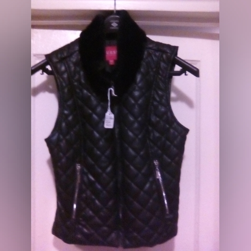 "GUESS" VEST, SLEEVELESS W FUR COLLAR